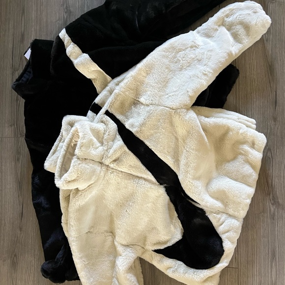 Nike oversize faux FUR JACKET women’s size XS black and white big swood - Picture 7 of 7